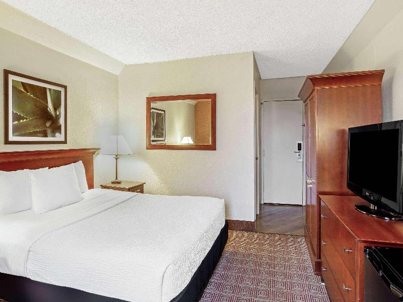 La Quinta Inn & Suites By Wyndham Stamford image