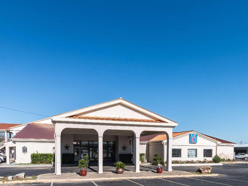 Motel 6 Stephenville image