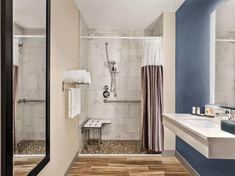 La Quinta Inn and Suites by Wyndham San Bernardino image