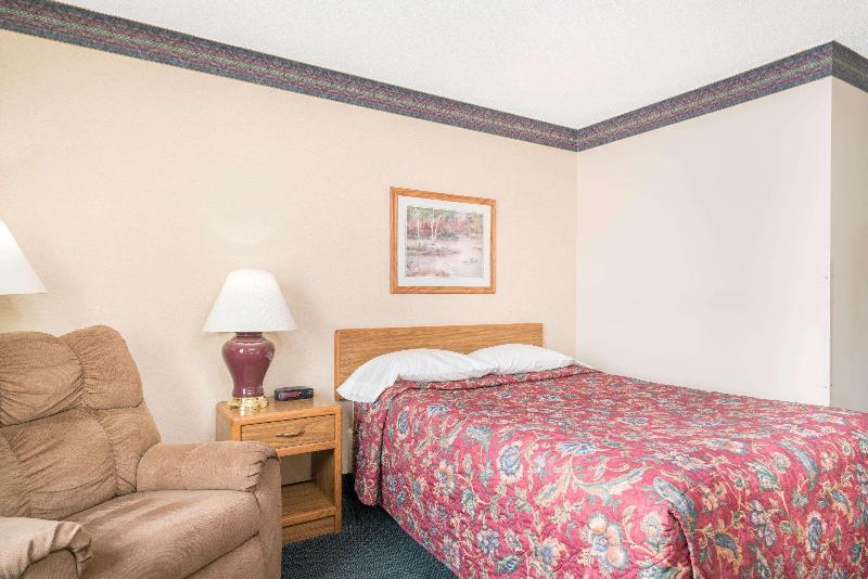 Super 8 by Wyndham Superior WI image