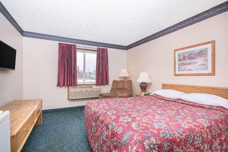 Super 8 by Wyndham Superior WI image