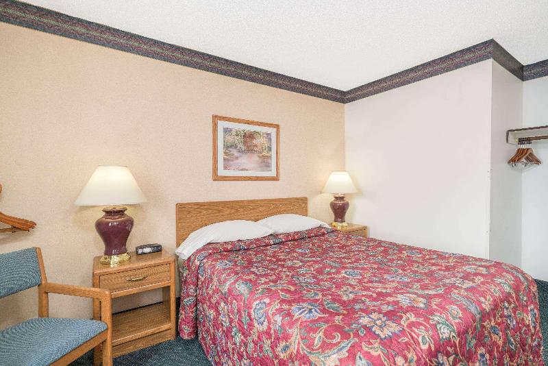 Super 8 by Wyndham Superior WI image