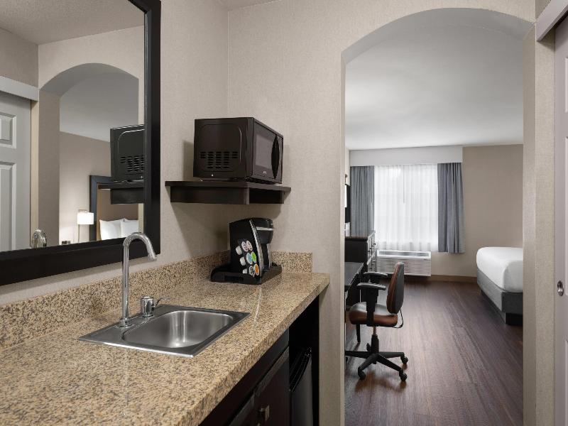 La Quinta Inn & Suites Paso Robles image