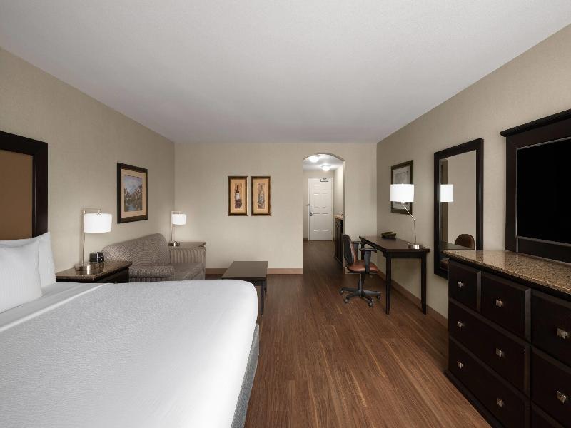 La Quinta Inn & Suites Paso Robles image