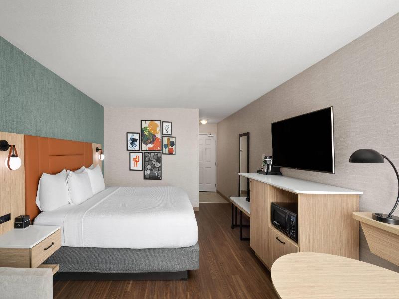 La Quinta Inn & Suites Paso Robles image