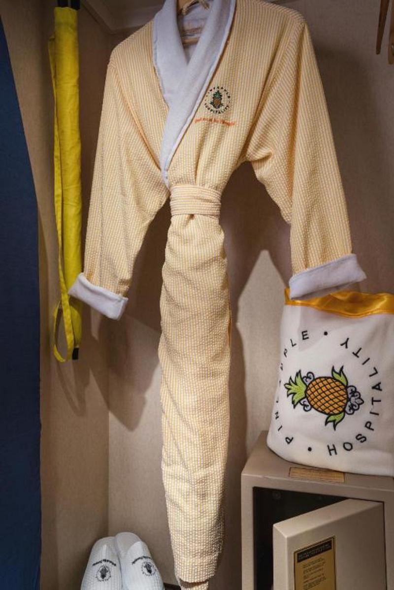 Staypineapple, University Inn, University District image