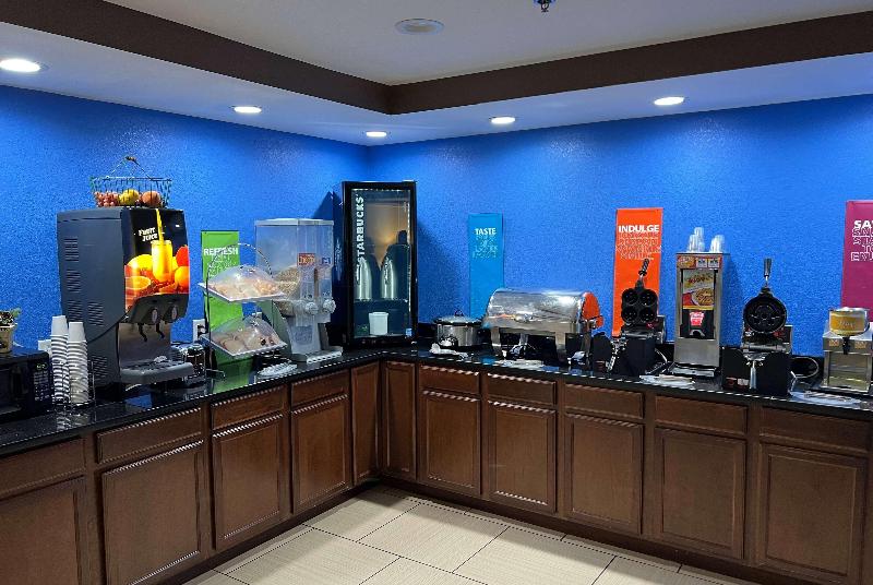 Travelodge By Wyndham Fort Wayne North image