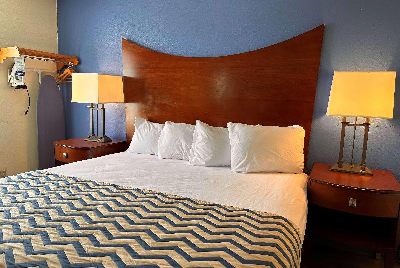 Travelodge By Wyndham Fort Wayne North image