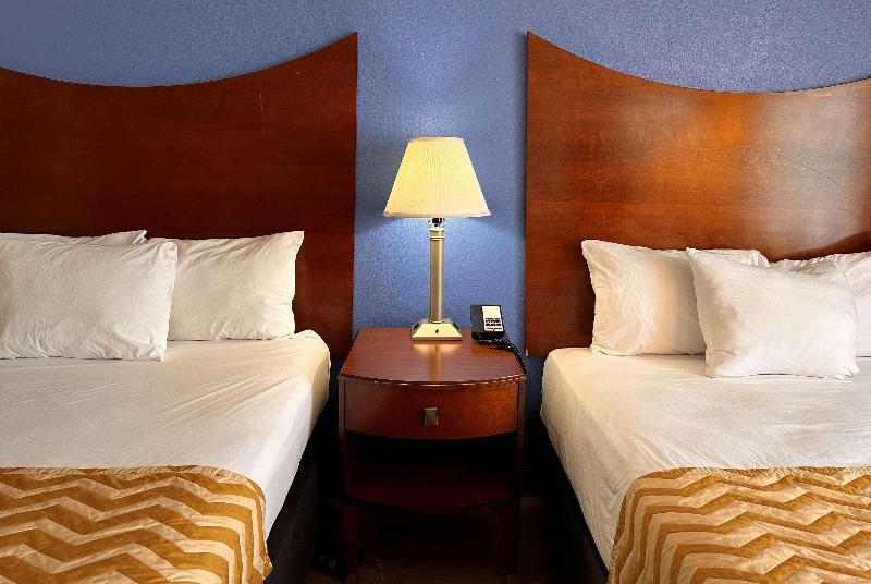 Travelodge By Wyndham Fort Wayne North image