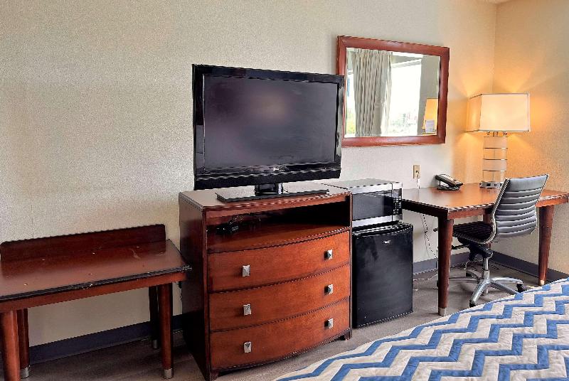 Travelodge By Wyndham Fort Wayne North image