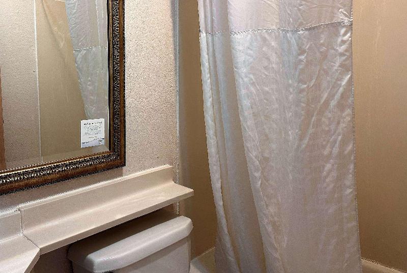 Travelodge By Wyndham Fort Wayne North image