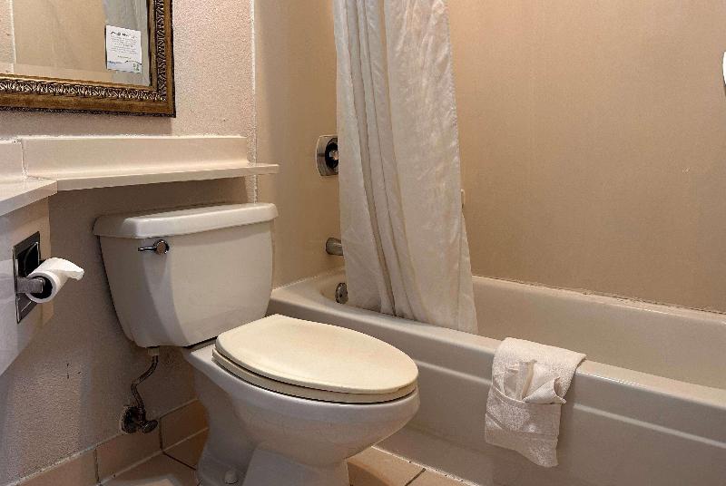 Travelodge By Wyndham Fort Wayne North image