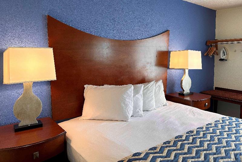 Travelodge By Wyndham Fort Wayne North image