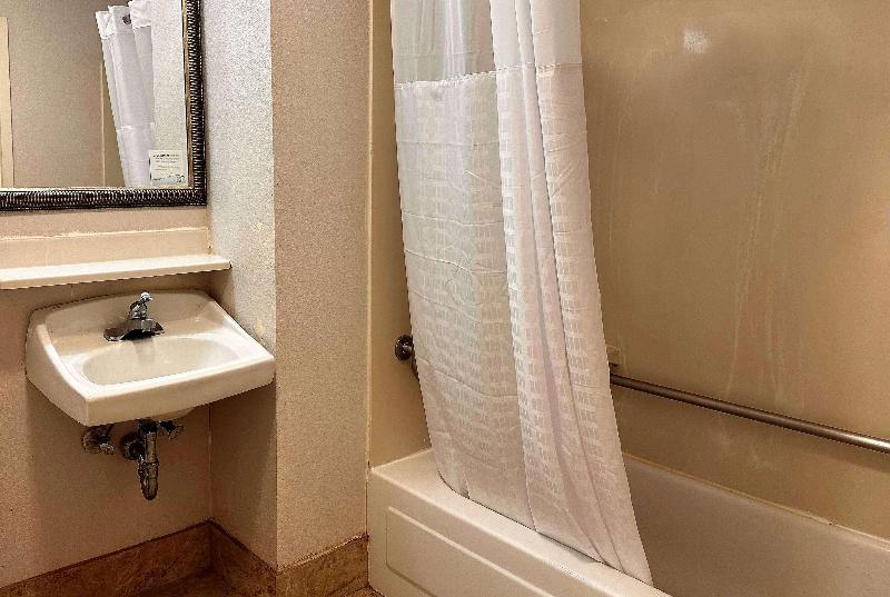 Travelodge By Wyndham Fort Wayne North image