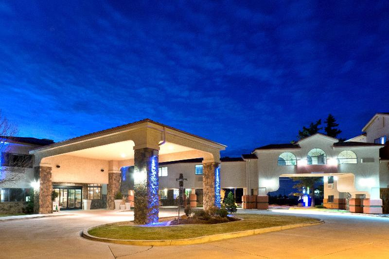 Holiday Inn Express Show Low image
