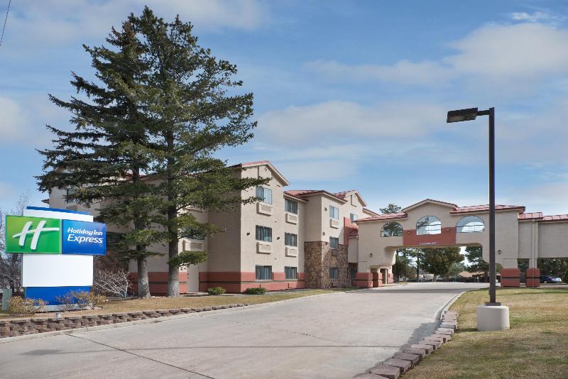 Holiday Inn Express Show Low image