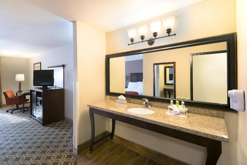 Holiday Inn Express Show Low image
