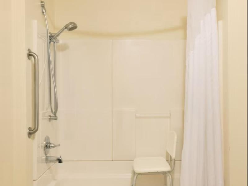 Holiday Inn Express Show Low image