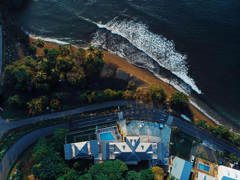 Manta Lodge — exterior view