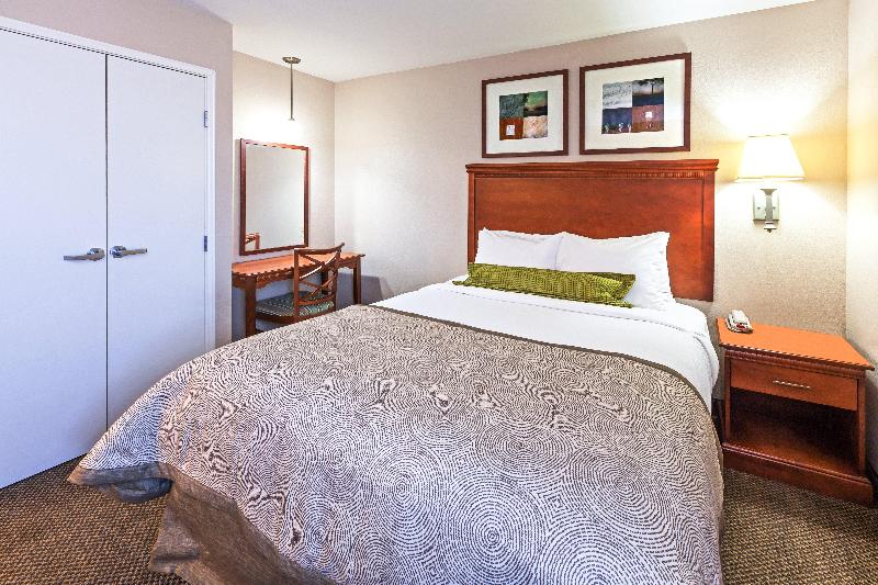 Candlewood Suites Owasso photo 11