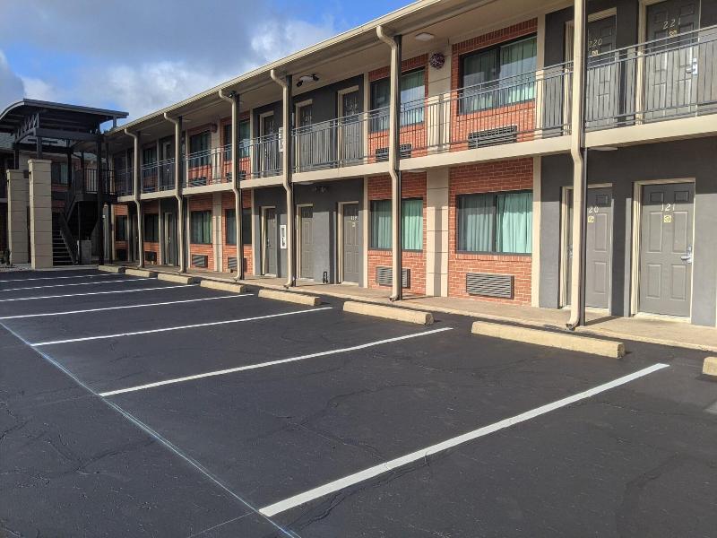 Hotel 12 Oaks Motor Hotel