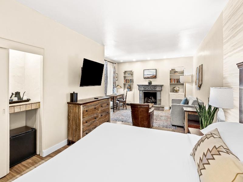 Lodge On The Desert image