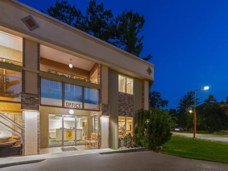 Super 8 By Wyndham Traverse City photo 2