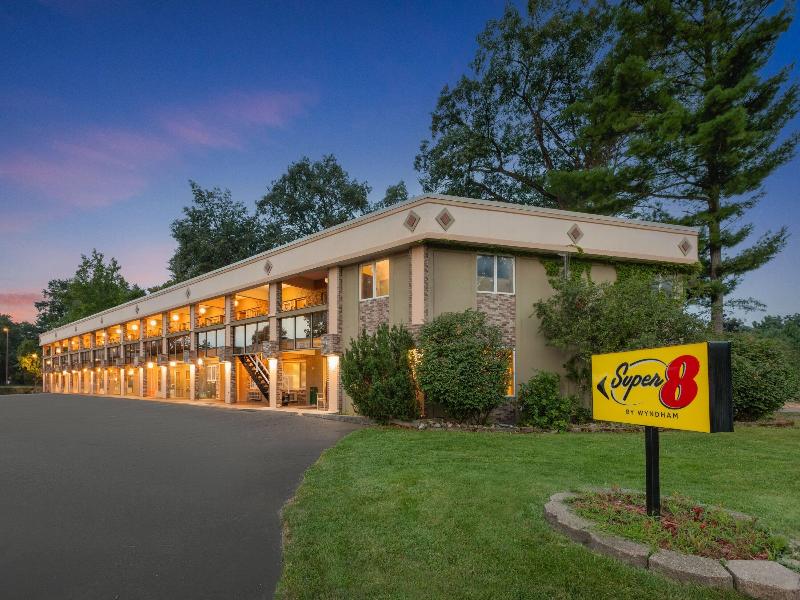 Super 8 By Wyndham Traverse City photo 4