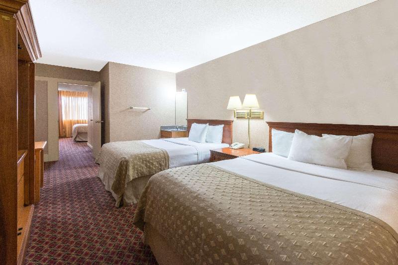 Ramada Convention Centr by Wyndham Topeka Downtown