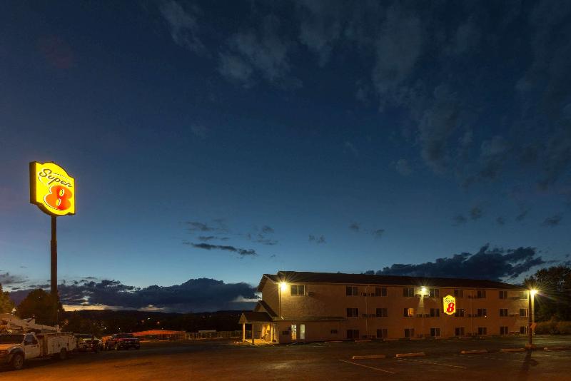 Super 8 by Wyndham Raton image
