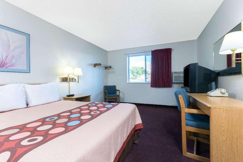 Super 8 by Wyndham Raton image