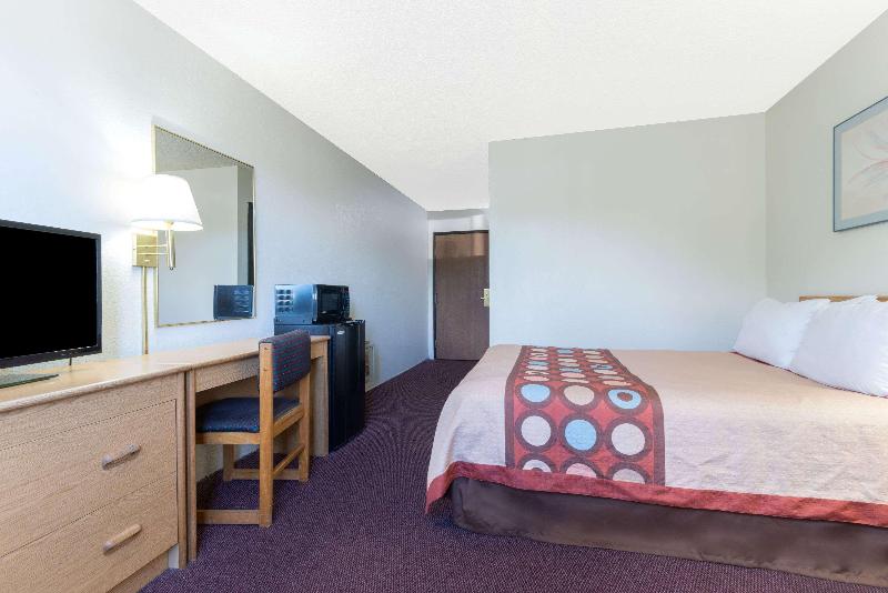 Super 8 by Wyndham Raton image