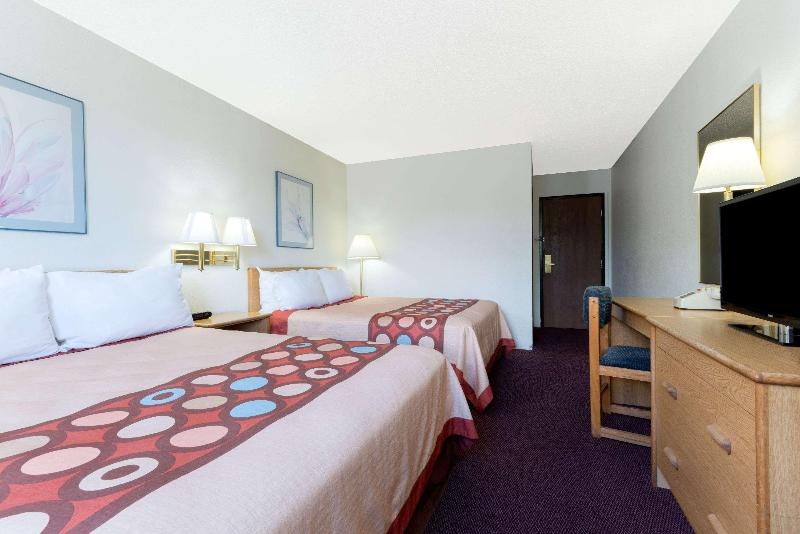 Super 8 by Wyndham Raton image