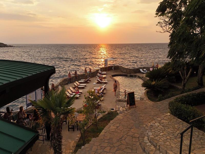 Hotel R image