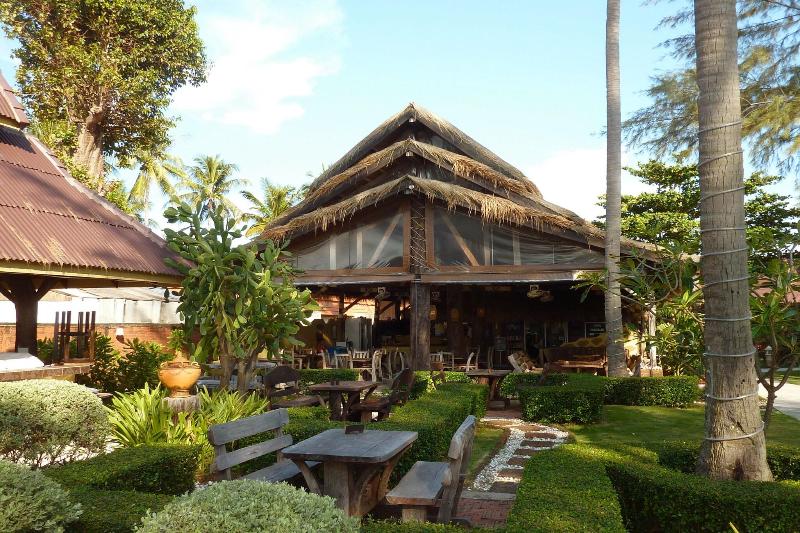 Lanta Castaway Beach Resort - Image 4