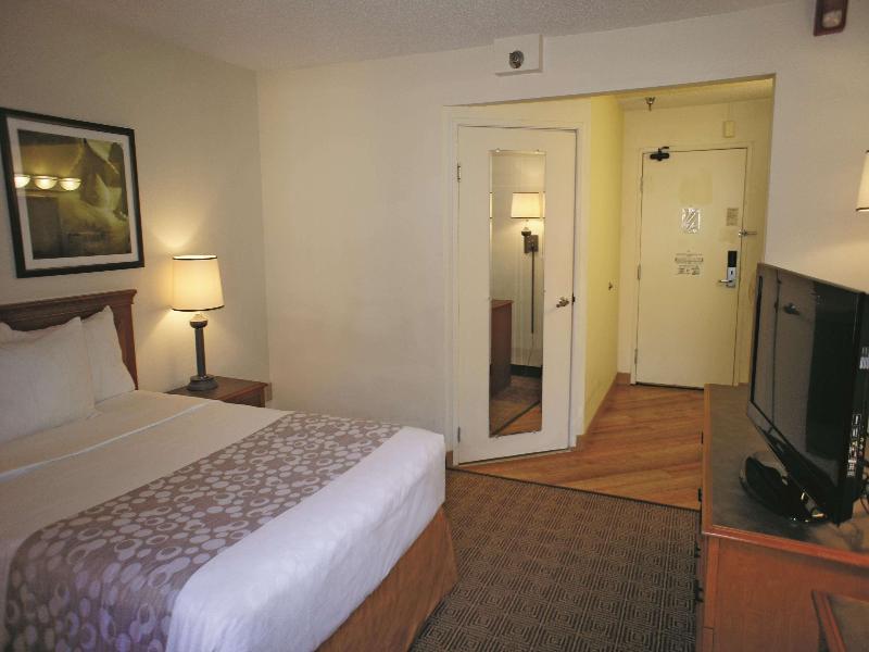 La Quinta Inn & Suites by Wyndham TampaBrandonWest image