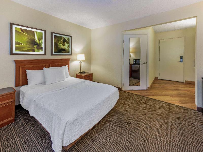 La Quinta Inn & Suites by Wyndham TampaBrandonWest image