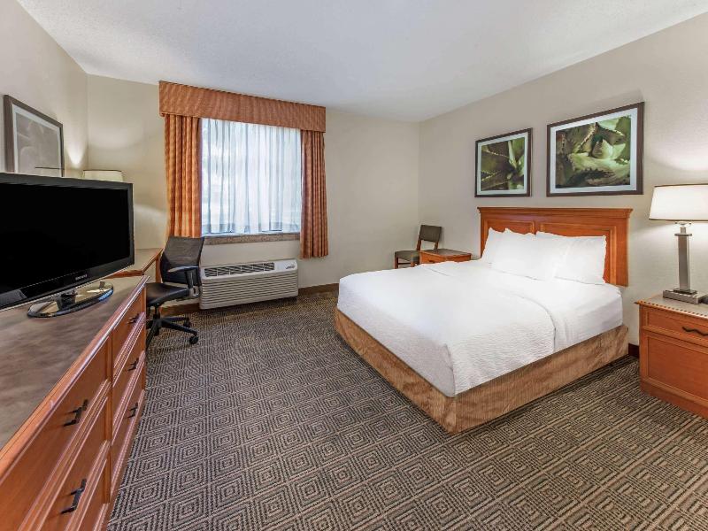 La Quinta Inn & Suites by Wyndham TampaBrandonWest image