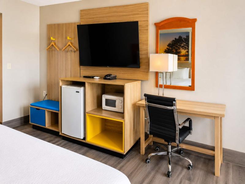 Days Inn by Wyndham Topeka image