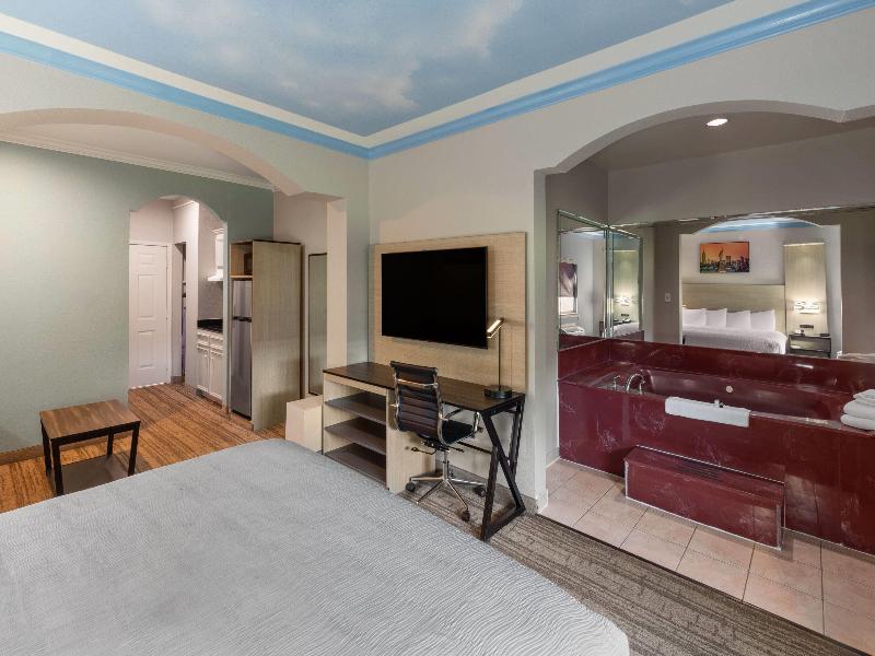 Baymont By Wyndham Texas City image