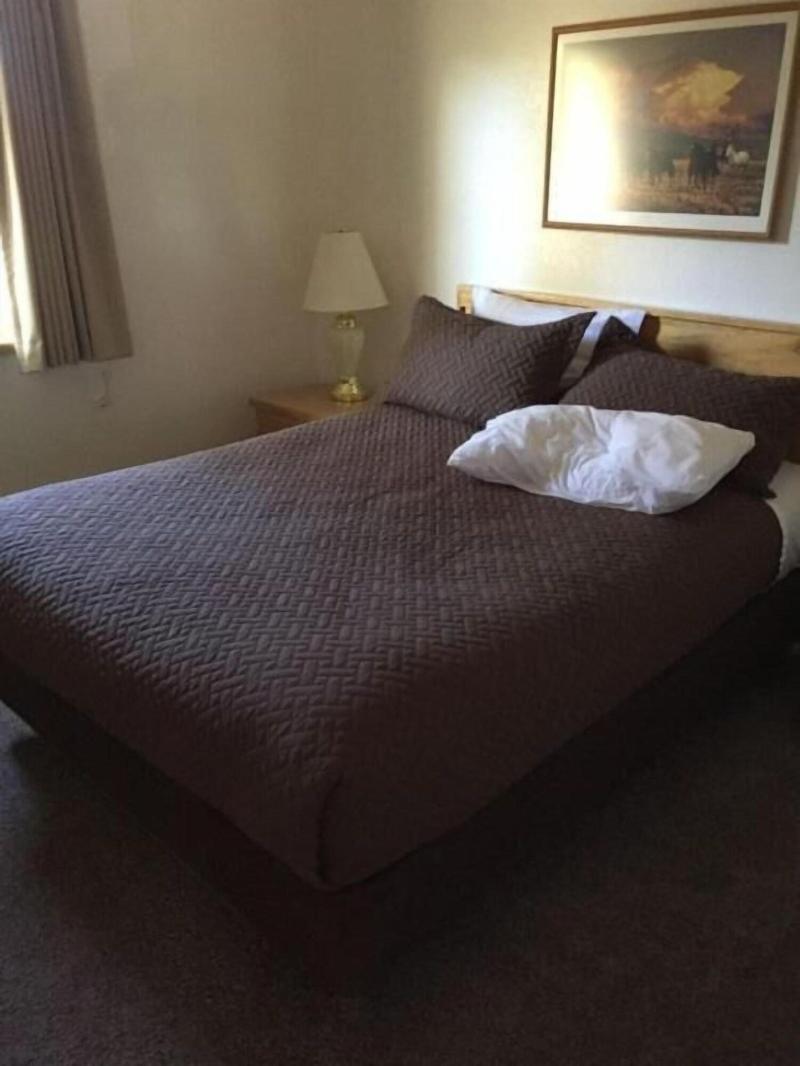 Austin's Chuckwagon Motel image