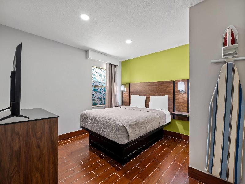 SUITE TWO QUEEN BEDS NON SMOKING — photo 4