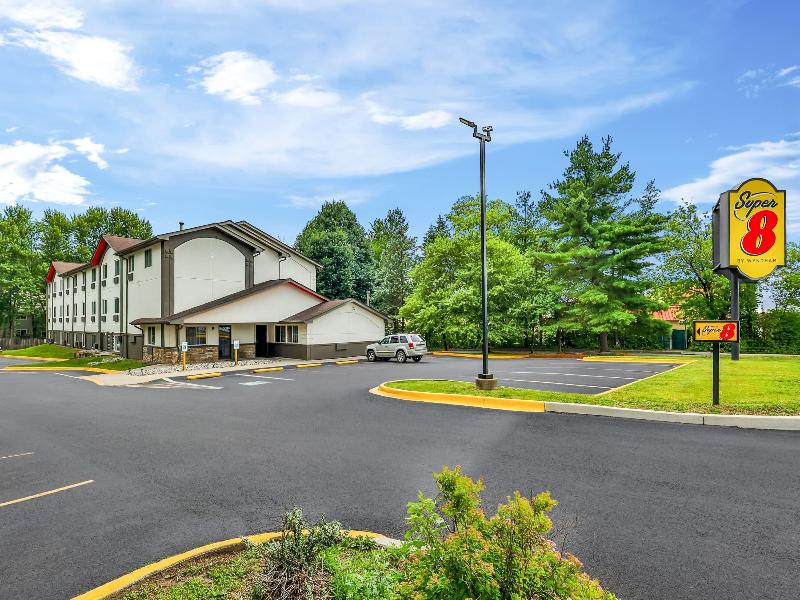 Super 8 By Wyndham Stroudsburg image