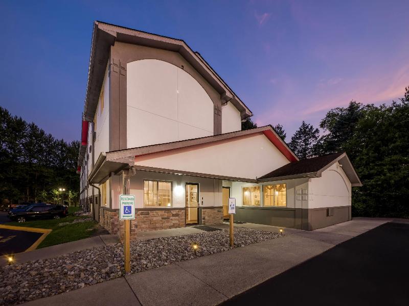 Super 8 By Wyndham Stroudsburg image