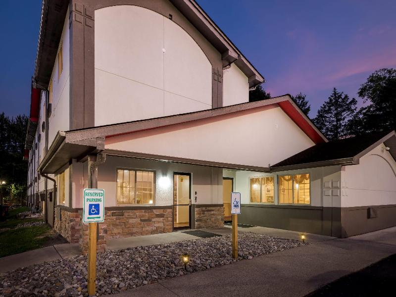 Super 8 By Wyndham Stroudsburg image