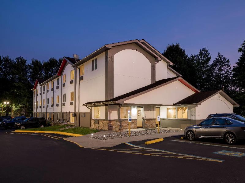 Super 8 By Wyndham Stroudsburg image