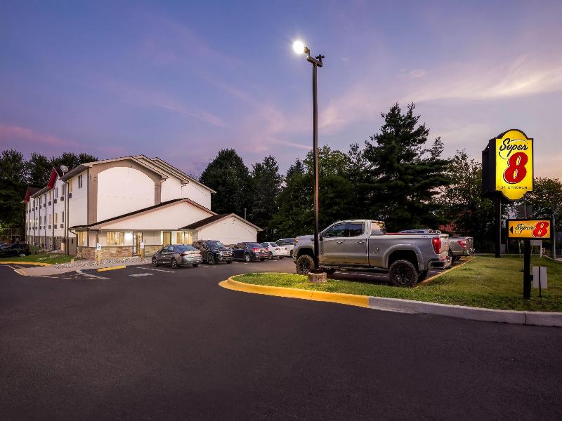 Super 8 By Wyndham Stroudsburg image