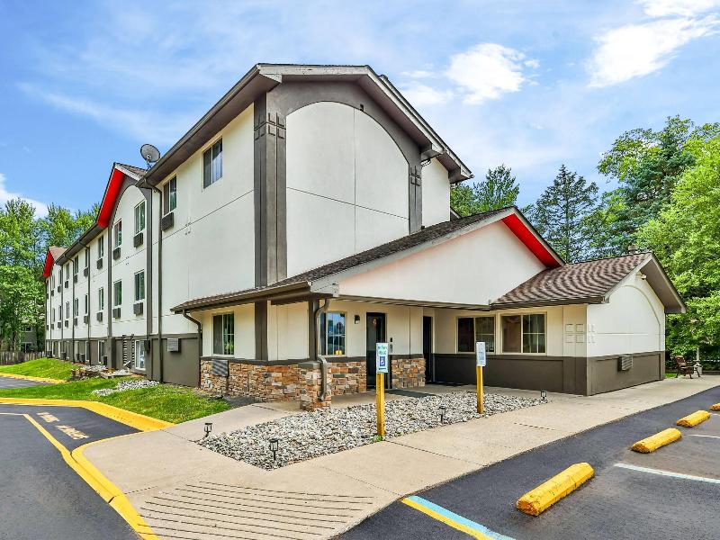 Super 8 By Wyndham Stroudsburg image