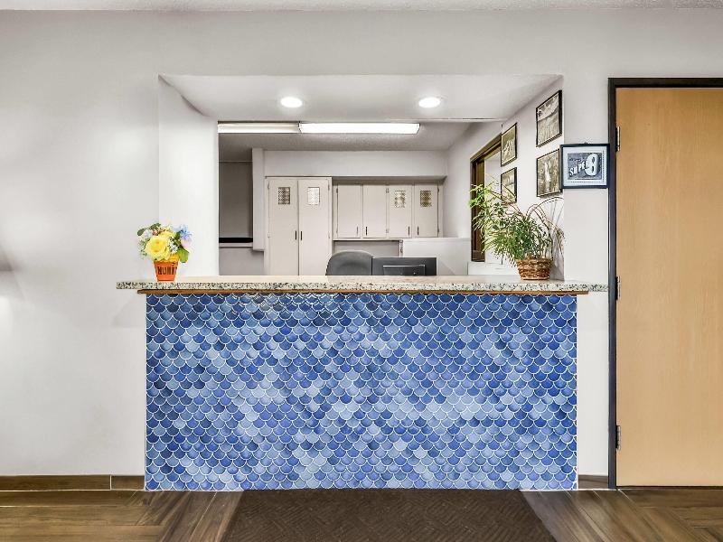 Super 8 By Wyndham Stroudsburg image