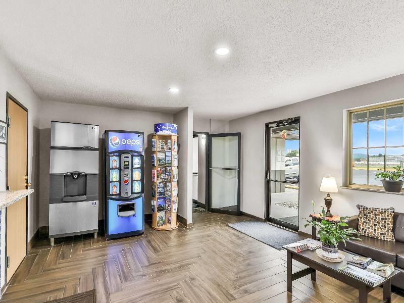 Super 8 By Wyndham Stroudsburg image
